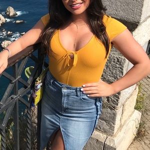 Mustard yellow Leo